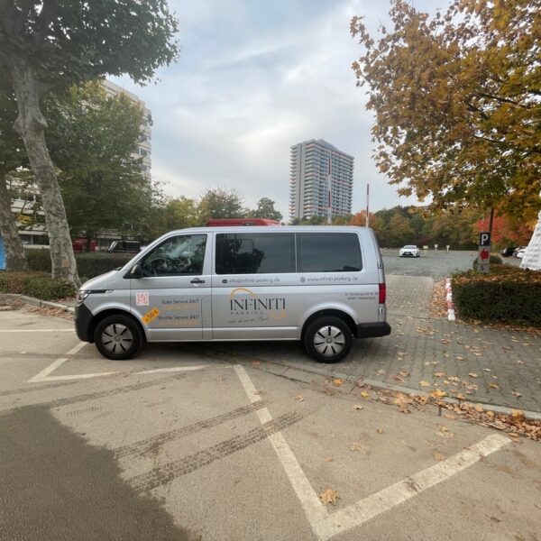 Infiniti-Parking-Shuttle-Aussen